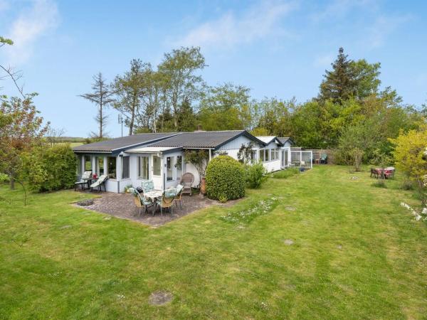 På billedet ses objektet Holiday Home Lenard - 400m from the sea by Interhome beliggende i byen Hals.