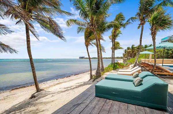 Na zdjęciu widoczny jest obiekt Beachfront Hacienda Soliman Bay położony w mieście Tulum.