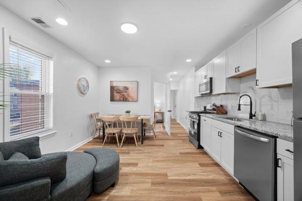 Central Lawrenceville 2 Spacious And Stylish Two Bedroom Apartment With Free Street Parking - Pittsburgh, PA