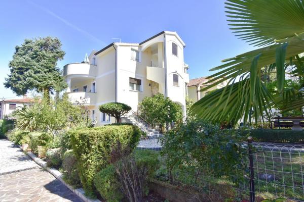 På billedet ses objektet Apartments with parking space Umag - 20421 beliggende i byen Umag.