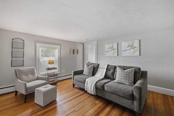 Exeter 2nd Floor 2 Bed 1 Bath- Pet Friendly - Exeter, NH