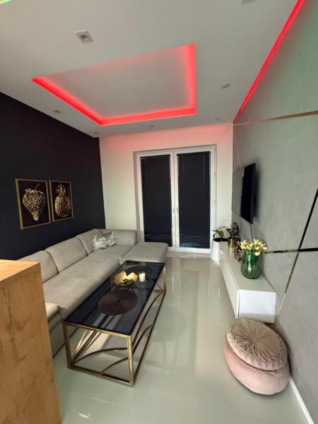 Na zdjęciu widoczny jest obiekt Komfort House apartament z tarasem położony w mieście Straduny.