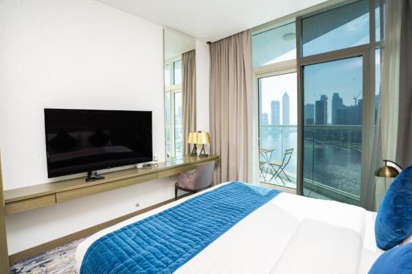 På billedet ses objektet Luxury Canal View Studio with Pool Damac Maison Prive beliggende i byen Dubai.