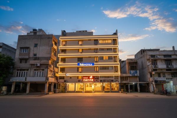 写真にはルディヤーナー市にあるFabHotel Nanda - Nr Ludhiana Junction Railway Stationが写っています。