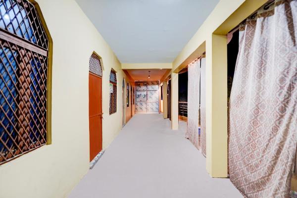Na fotografii je vidět objekt SPOT ON Parihar Hotel nacházející se ve městě Ghātampur.
