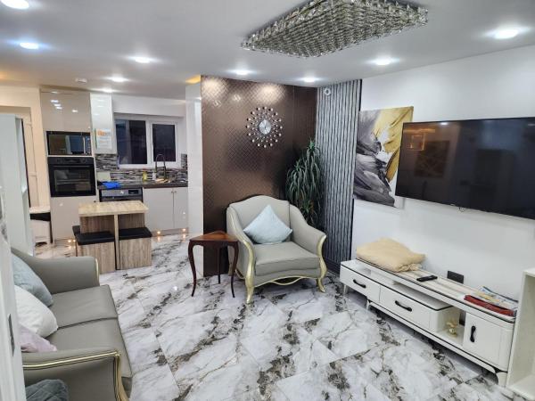 Kuvassa näkyy kohde 4 Bedroom Excellent Home Large Spacious New Built Detached House Driveway Free Parking, joka sijaitsee kaupungissa Reddish.