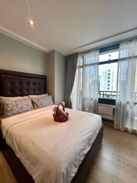 Quiet Condo with Fast WiFi, Own Balcony, Pool and Gym, Manila