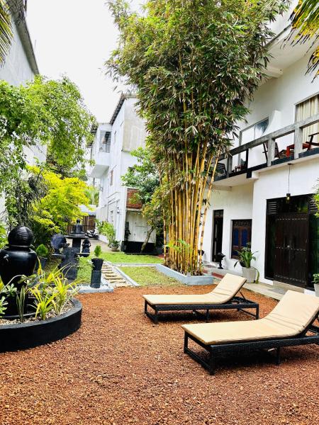 På billedet ses objektet Cocoplant Surf Inn beliggende i byen Midigama East.