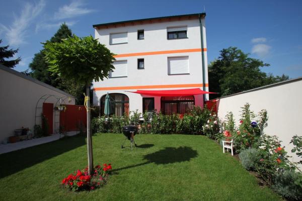 На фото показан объект DAS LANDHAUS KLAMBAUER - APARTMENTHAUS Prämiumpartnerbetrieb St MartinsTherme, расположенный в городе Фрауэнкирхен.