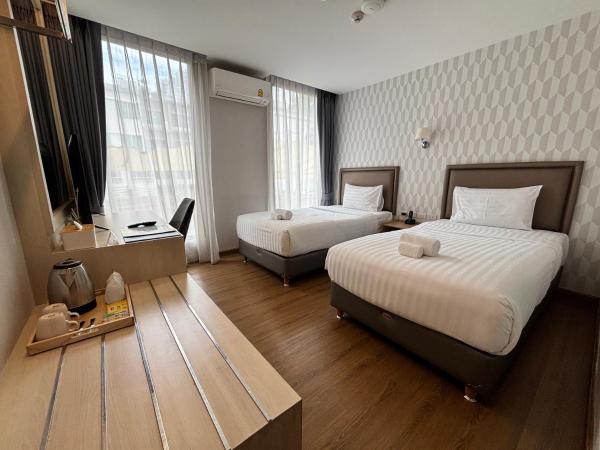 Na fotografii je vidět objekt Lucky Hotel Bangkok nacházející se ve městě Khlong Toei.