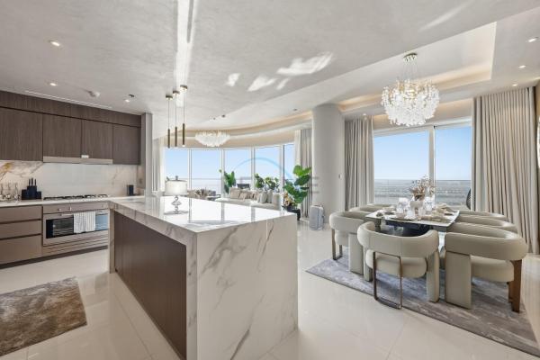 A la foto es mostra l'objecte Balcony with Majestic Sea and Palm View with Assistant Room, Private Beach Access, Minutes from Marina and Palm Jumeirah Destinations, Emaar Beachfront by Deluxe Holiday Homes situat a la ciutat de Dubai.
