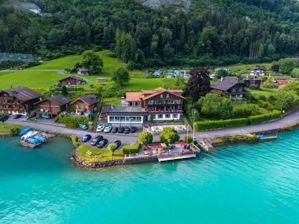 Na zdjęciu widoczny jest obiekt Boutique Hotel Bellevue B&B am Brienzersee Iseltwald Interlaken położony w mieście Oberried.
