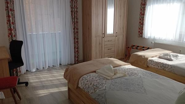 Rjs Lambach Gbr, Ferienwohnung Am Dorfplatz - Hessisch Lichtenau