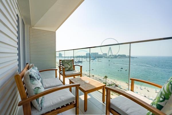 A la foto es mostra l'objecte Beachfront Stay with Full Sea Views, Walking Distance to The Walk, JBR Beach, and Dubai Marina - La Vie, Jumeirah Beach Residence by Deluxe Holiday Homes situat a la ciutat de Dubai.