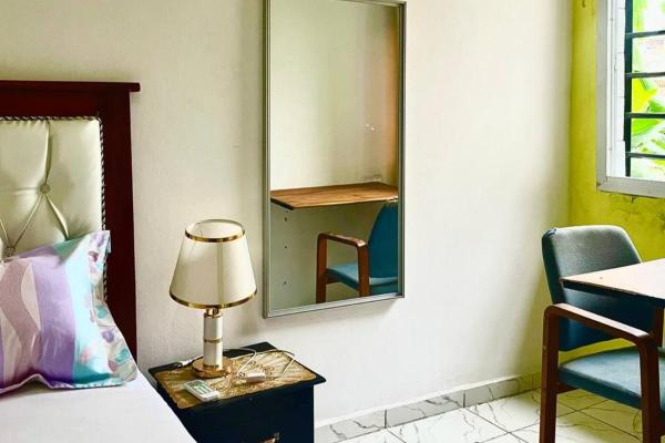 1 Bed Studio Sleeps 2 - Wifi Balcony Parking, Douala