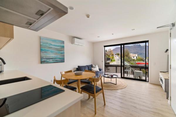 Modern Queenstown Apartment - Walk To Town - Arrowtown