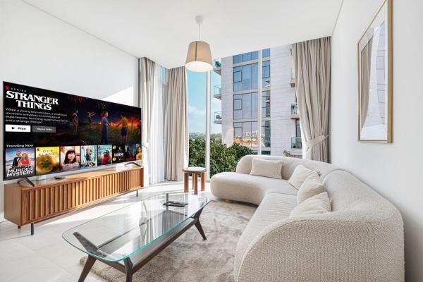 På billedet ses objektet Elegant 1 Bedroom Apartment with Balcony & Lagoon in District One beliggende i byen Dubai.