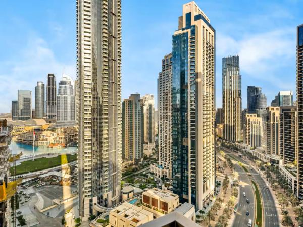 A la foto es mostra l'objecte Vogue Vacation Homes, Downtown Burj Crown near Burj Khalifa and Dubai Mall, Three Bedroom plus Kids Room Apartment with Large Balcony and Skyline view, Access to all Amenities situat a la ciutat de Dubai.