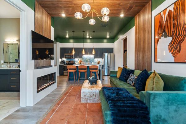 Three King Suites With Pool Gym Balcony & Garage Right On Music Row Downtown Views From Rooftop Walk To Rca Studio B & Local Dining Under 2 Miles To Broadway Elevator Access 24 Hr Hospitality - Nashville, TN