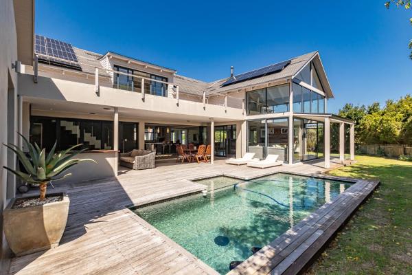 Na fotografii je vidět objekt 4 bedroom villa in secure estate with lake views nacházející se ve městě Harmony.