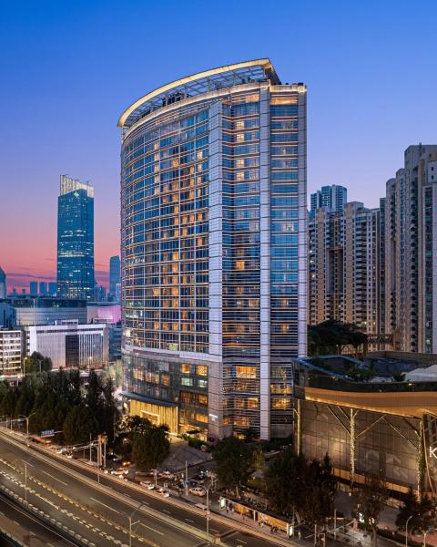 A la foto es mostra l'objecte New World Wuhan Hotel situat a la ciutat de Hankou.