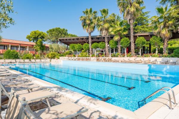 Na fotografii je vidět objekt Sporthotel Olimpo nacházející se ve městě Garda.