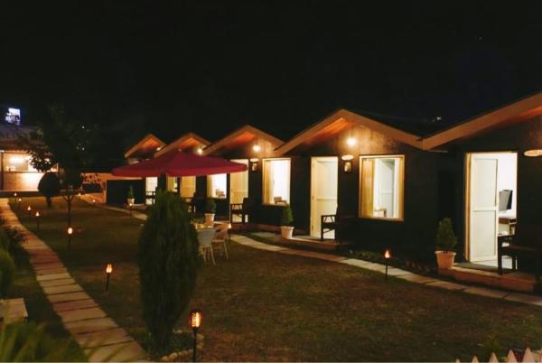 A la foto es mostra l'objecte Hillarious Manali situat a la ciutat de Manāli.