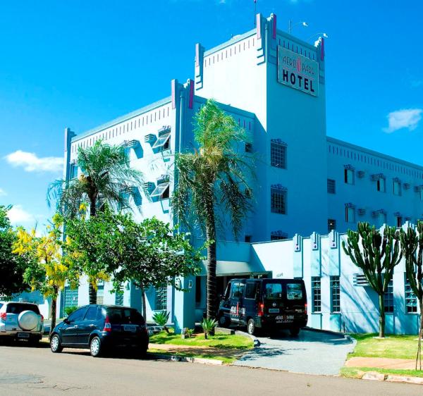 写真にはロンドリーナ市にあるHotel Aero Park e Estacionamentoが写っています。