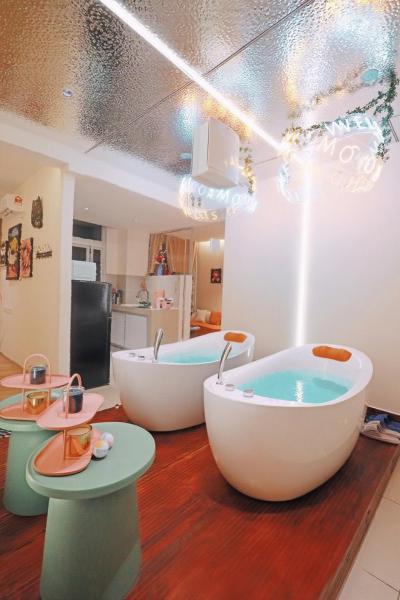 Na zdjęciu widoczny jest obiekt Midas Seri Alam Luxury Dopamine Jacuzzi położony w mieście Masai.