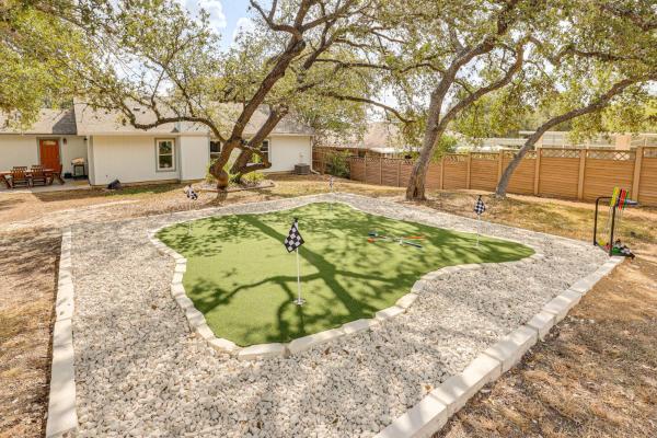 Mini Golf, Arcade And Fire Pit! San Antonio Home - San Antonio, TX