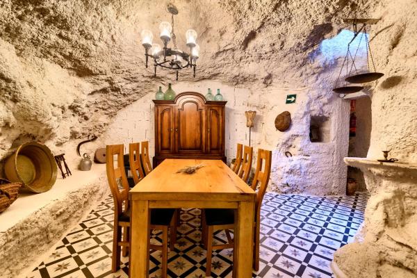 A la foto es mostra l'objecte Cueva con jacuzzi a 20 minutos de Valencia situat a la ciutat de Vilamarxant.