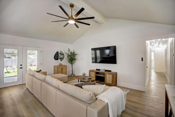A la foto es mostra l'objecte Custom Designer Home. Sleeps 9. Close to domain Q2 situat a la ciutat de Austin.