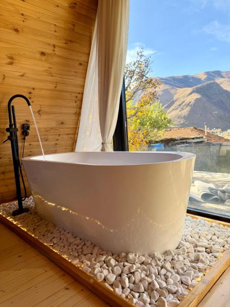 A la foto es mostra l'objecte Kuro cottage- A frame situat a la ciutat de Kazbegi.