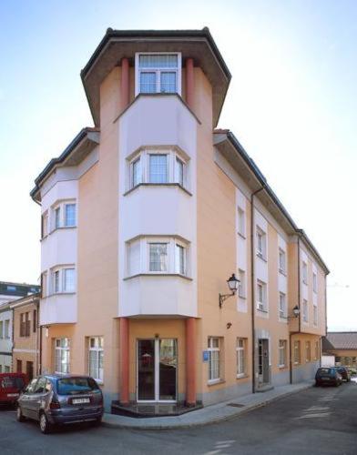Na zdjęciu widoczny jest obiekt Hotel Doña Nieves położony w mieście Noreña.