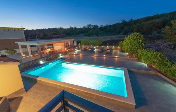 Gorgeous Home In Ugljane With Private Swimming Pool, Can Be Inside Or Outside - Croácia