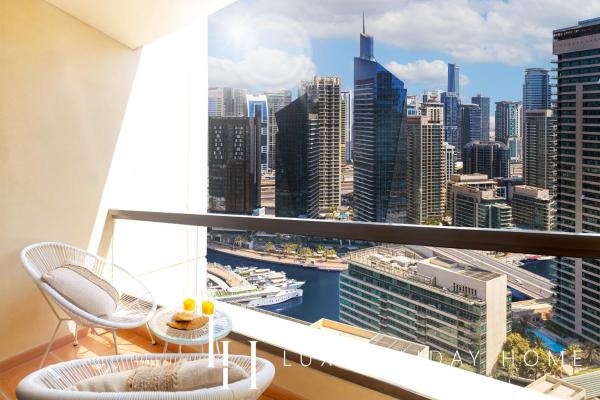 På billedet ses objektet LUX The JBR Marina View Suite 2 beliggende i byen Dubai.