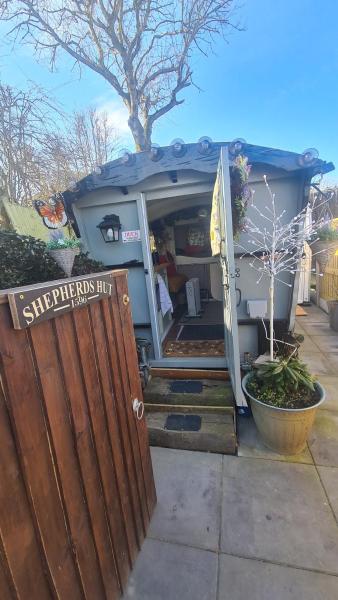 På bildet vises objektet Blue bells Small but quirky & Cozy Shepherd's Hut som ligger i byen Halkyn.