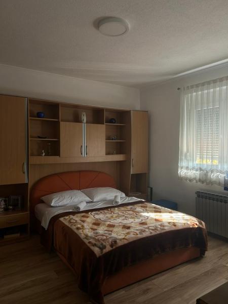 A la foto es mostra l'objecte Apartman Iris situat a la ciutat de Derventa.
