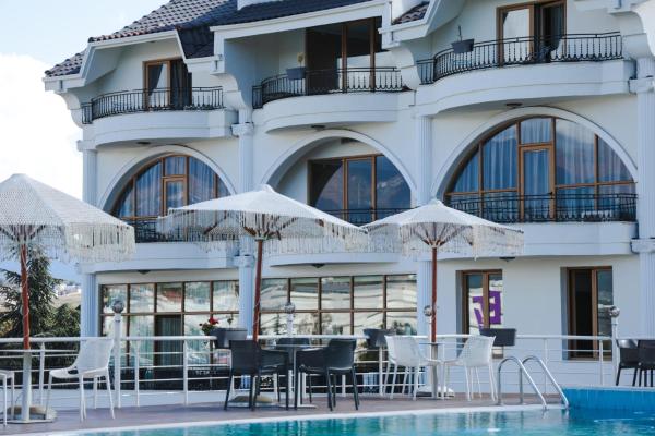 Op de foto is het object Balkan Crest Resort te zien, gelegen in de stad Petrelë.