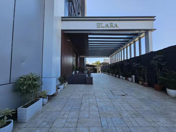 På bildet vises objektet Hotel Elara som ligger i byen Mājra.