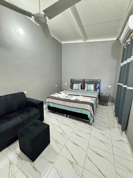 The photo shows the Hospedaje Paluma located in the city of Asuncion.