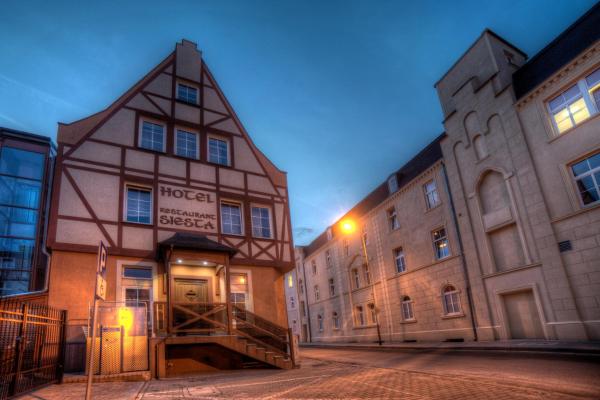 Na zdjęciu widoczny jest obiekt Hotel Siesta położony w mieście Rzeczyca.