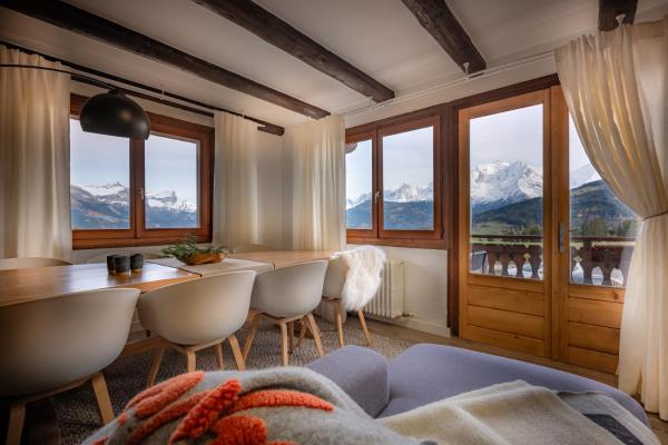 A la foto es mostra l'objecte Appartement 10 personnes au pied des pistes vue Mont Blanc situat a la ciutat de Combloux.
