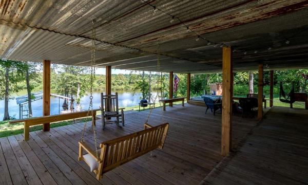 A la foto es mostra l'objecte Superb Cabin Rental with Private Hot Tub on Toledo Bend Lake in Louisiana situat a la ciutat de Logansport.