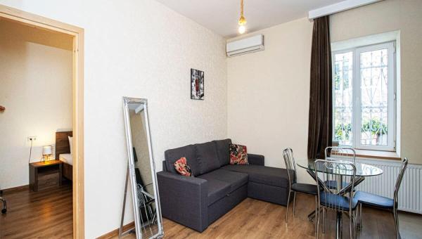 Foto 2: 1BR Apt in Old Tbilisi Near Liberty Square - By Wehost