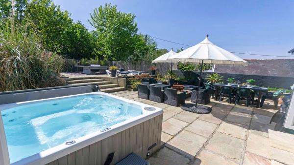 照片显示了位于Croyde市的Shippenrill Sleeps 14Hot Tub PingPong Fire Pit物件。