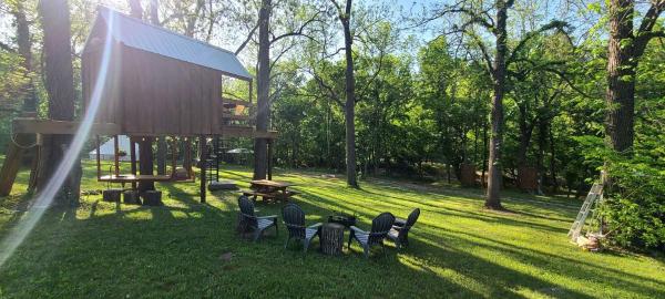 Na zdjęciu widoczny jest obiekt Tree House Glamping Destination near the Ozarks, with River Access for Swimming and Fishing położony w mieście Green Forest.