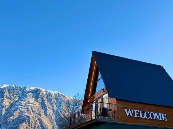 A la foto es mostra l'objecte Welcome Cottage situat a la ciutat de Kazbegi.