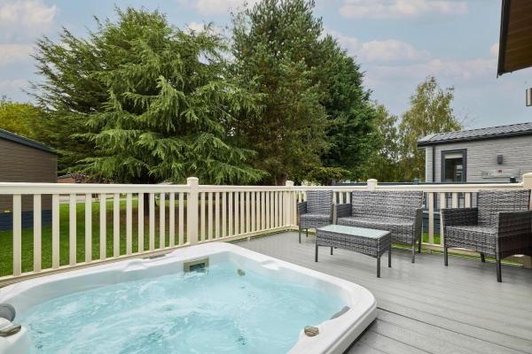 Nightingale Lodge With Hot Tub