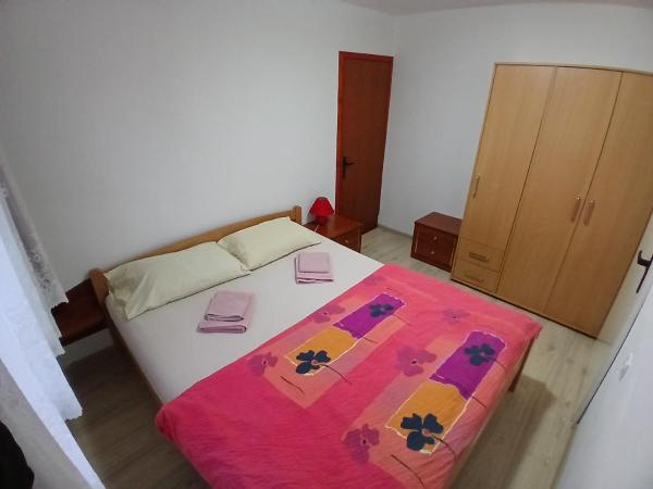 På billedet ses objektet Stan na dan Apartman Kozarac beliggende i byen Kozarac.